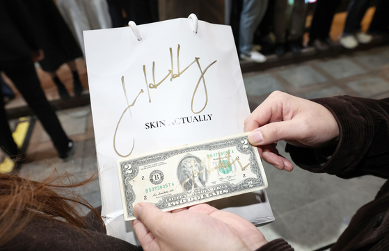 A passerby receive an autograph from Nvidia CEO Jensen Huang in front of a chicken restaurant during his dinner with Samsung Electronics Executive Chairman Lee Jae-yong and Hyundai Motor Group Executive Chair Euisun Chung on Oct. 30. [JOINT PRESS CORPS] 