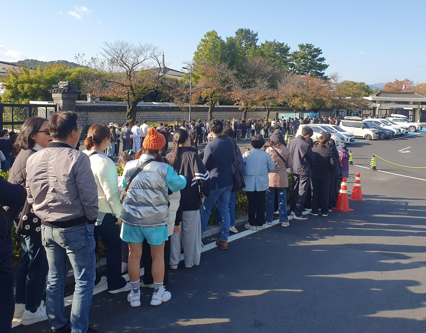 Visitors wait in line to enter the ″Silla Gold Crowns: Power and Prestige″ exhibition in North Gyeongsang on Nov. 2. [YONHAP]