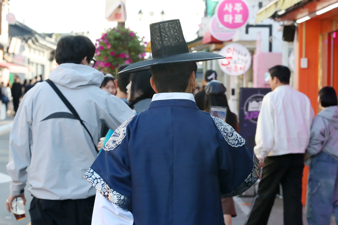 A tourist wearing hanbok (traditional Korean clothes) walks Hwangnidan-gil in Gyeongju, North Gyeongsang, on Oct. 31. [NEWS1]