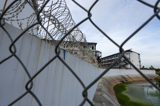 A criminal enclave in Cambodia is surrounded by barbed wire and high walls on Oct. 23. [YONHAP]