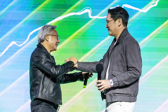 Nvidia CEO Jensen Huang, left, and Samsung Electronics Executive Chairman Lee Jae-yong at the GeForce Gamer Festival on Oct. 30 in southern Seoul. [JOINT PRESS CORPS] 