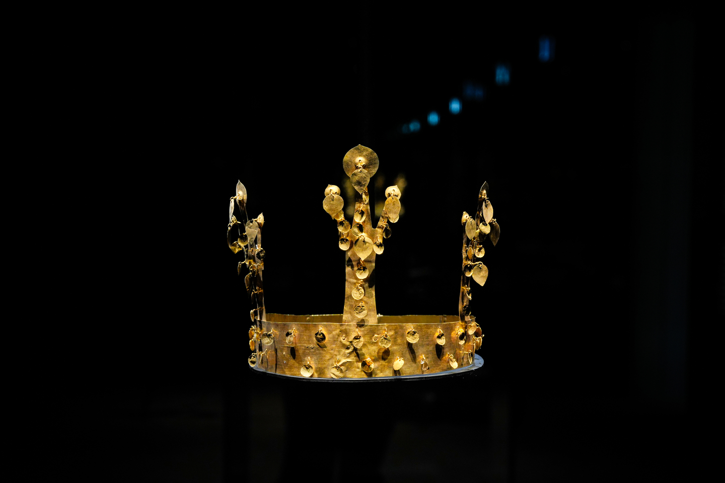 The Gyeongju National Museum in North Gyeongsang is showcasing the ″Silla Gold Crowns: Power and Prestige″ exhibition, displaying 20 artifacts, including six gold crowns and gold belts. [GYEONGJU NATIONAL MUSEUM]