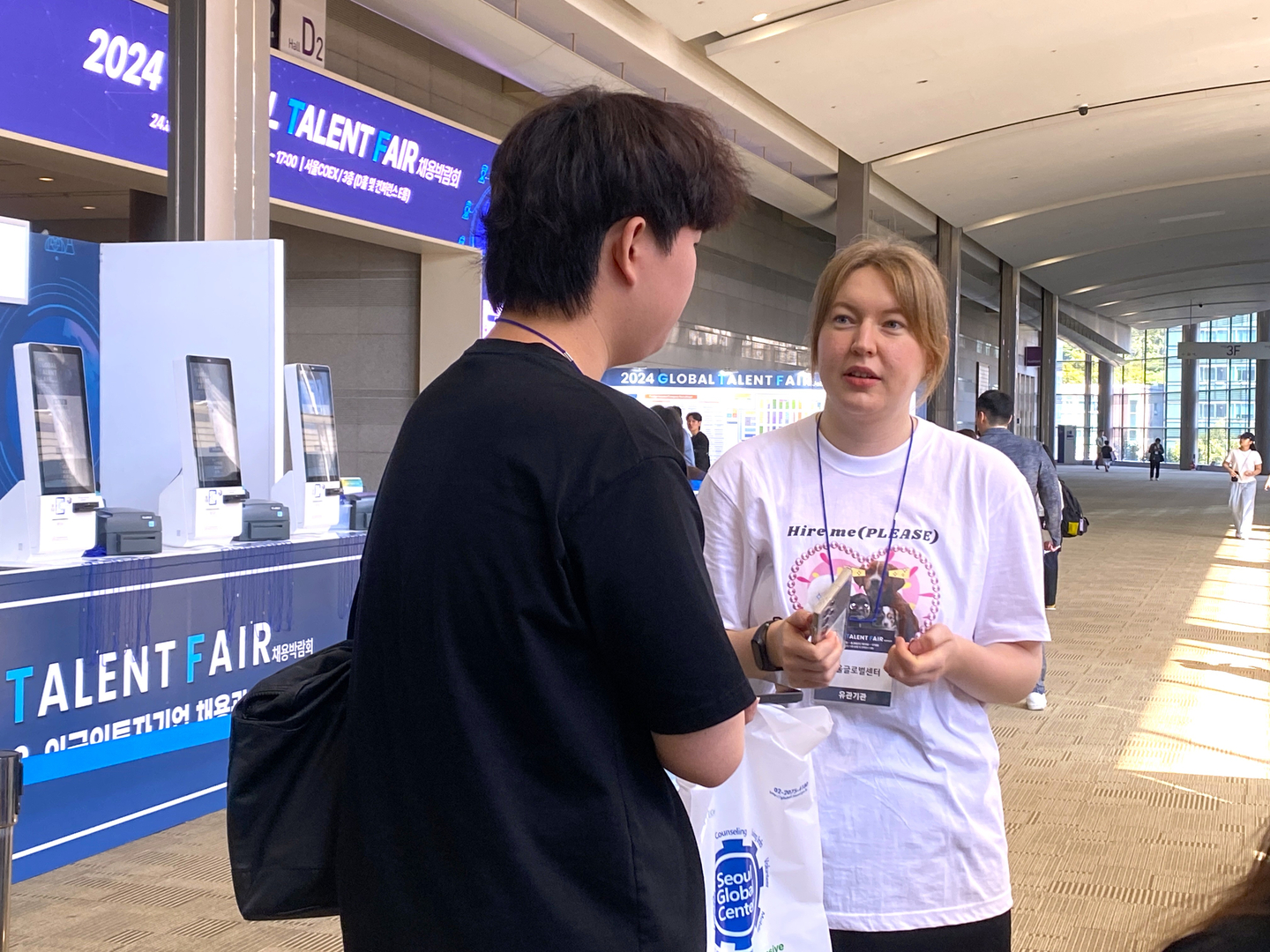Krystyna Zheludkova, general manager of Seoul Global Center's Korean education, talks with a visitor at a job fair. [KRYSTYNA ZHELUDKOVA]