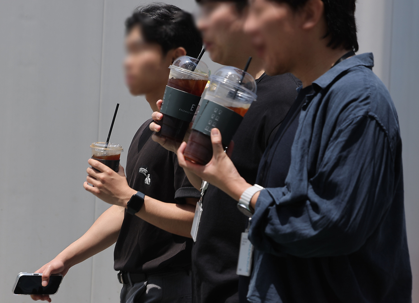 Office workers in Yeouido, western Seoul, drink iced coffees on June 9 in this file photo unrelated to the story. [YONHAP]