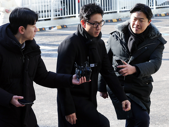 Late actor Lee Sun-kyun walks into the Incheon Nonhyeon Police Station on Dec. 24, 2023, for his third summons and questioning over his alleged drug use. [NEWS1]