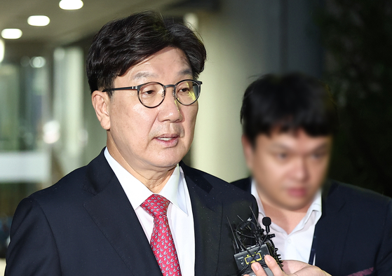 Rep. Kweon Seong-dong of the People Power Party leaves the Seoul Central District Court after attending an arraignment hearing for his arrest on Sept. 16. [YONHAP] 