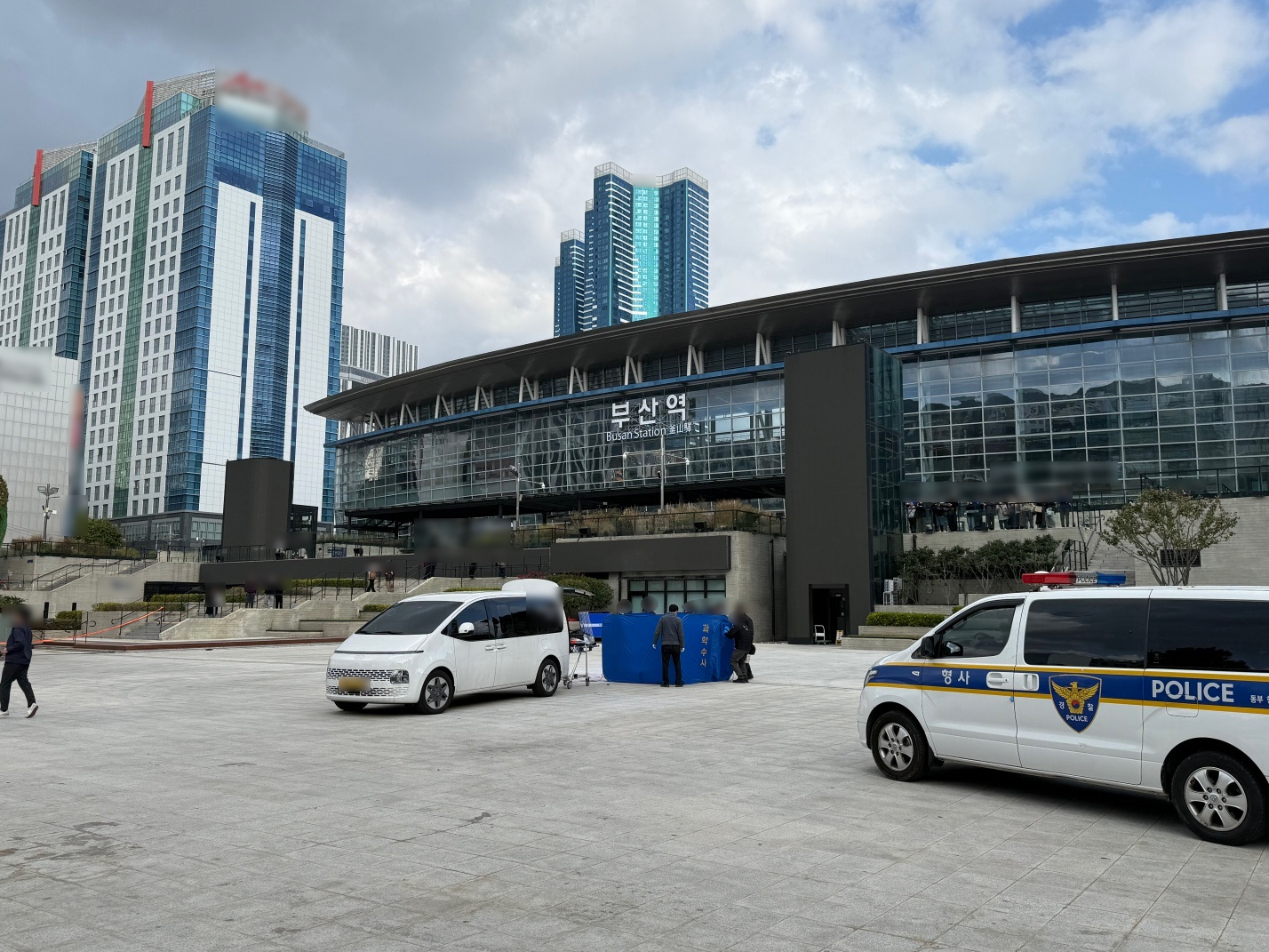 A man in his 70s poured flammable liquid over his body and set himself ablaze at around 2:25 p.m. on Nov. 3 at the plaza in front of Busan Station, shown here, resulting in his death. [BUSAN METROPOLITAN POLICE AGENCY]