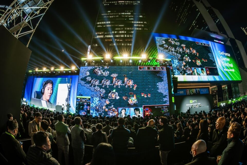 Hong Jin-ho and Lee Yun-yeol compete in a StarCraft match during the GeForce Gamer Festival on Oct. 30. [NVIDIA] 