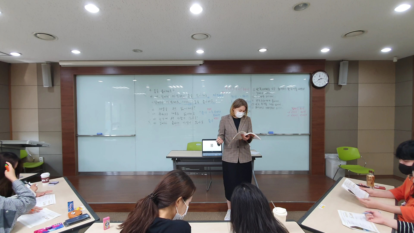Krystyna Zheludkova teaches a mock class as part of her course at Korea University. [KRYSTYNA ZHELUDKOVA]