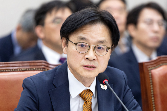 Industry Minister Kim Jung-kwan speaks during a parliamentary audit at the National Assembly in Yeouido, western Seoul on Oct. 24. [NEWS1]