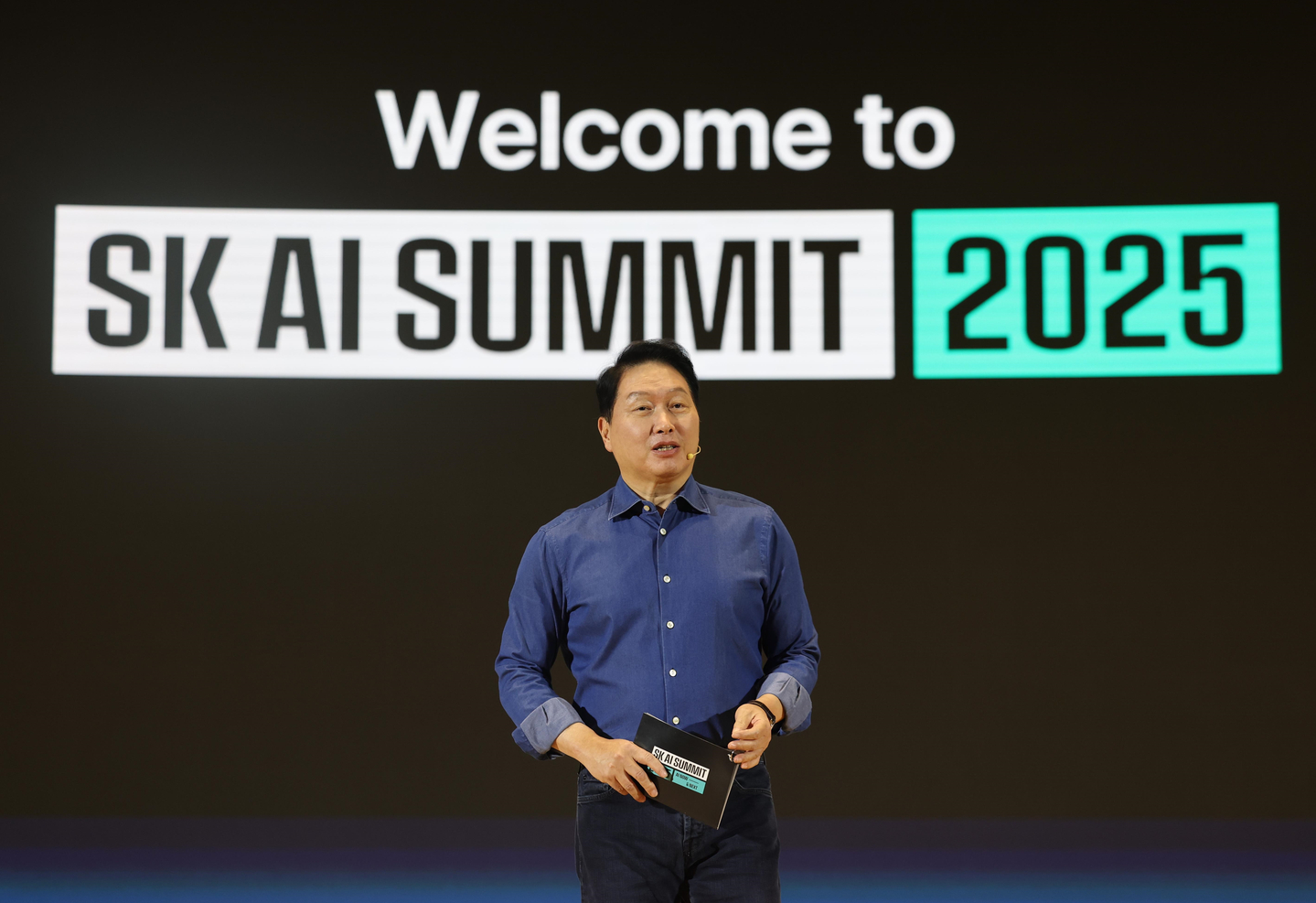 SK Group Chairman Chey Tae-won delivers a keynote address under the theme of "AI Now & Next" at the conglomerate's annual SK AI Summit held in Coex, southern Seoul, on Nov. 3. [JOINT PRESS CORPS] 