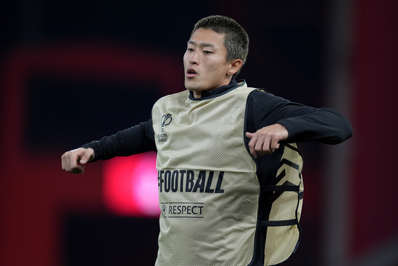 FC Midtjylland forward Cho Gue-sung warms up ahead of a Europa League league phase match against Nottingham Forest in Nottingham, Britain, on Oct. 2. [EPA/YONHAP] 