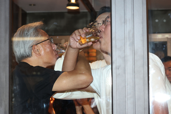 Nvidia CEO Jensen Huang, left, does a love shot with Samsung Electronics Executive Chairman Lee Jae-yong and Hyundai Motor Group Executive Chair Euisun Chung during their “chimaek” gathering on Oct. 30. [JOINT PRESS CORPS] 