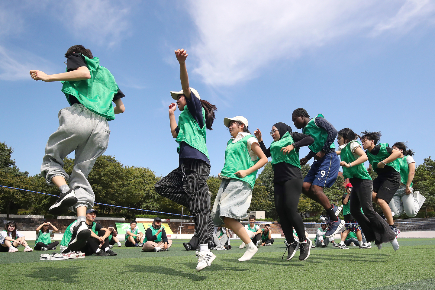 International students take part in a group jump rope event during a sports festival at Daegu University’s Gyeongsan Campus on the morning of Sept. 26. [NEWS1] 