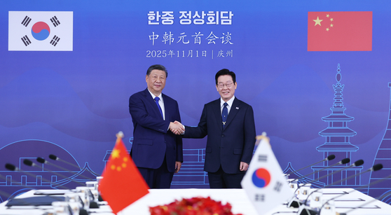 President Lee Jae Myung, right, shakes hands with Chinese President Xi Jinping ahead of their summit at the Gyeongju National Museum in Gyeongju, North Gyeongsang, on Nov. 1. [YONHAP] 