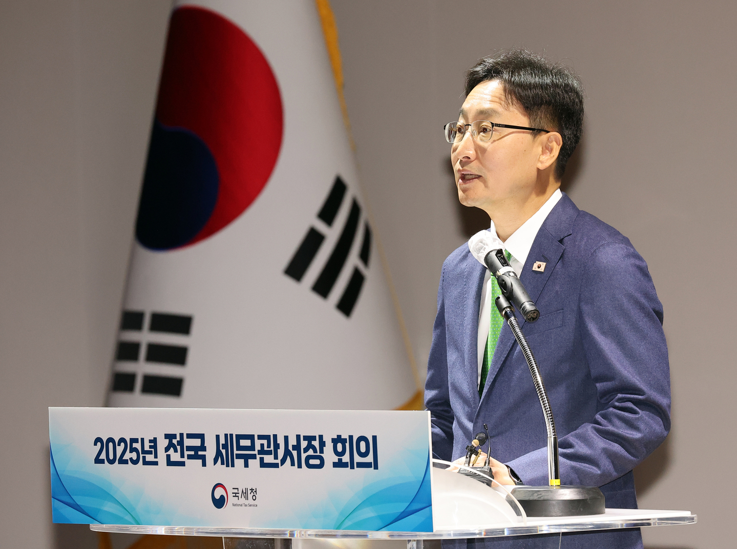 National Tax Service Commissioner Lim Kwang-hyun delivers opening remarks during the 2025 second-half national tax office heads meeting at the agency's main auditorium in the Government Complex Sejong on Nov. 3. [YONHAP]