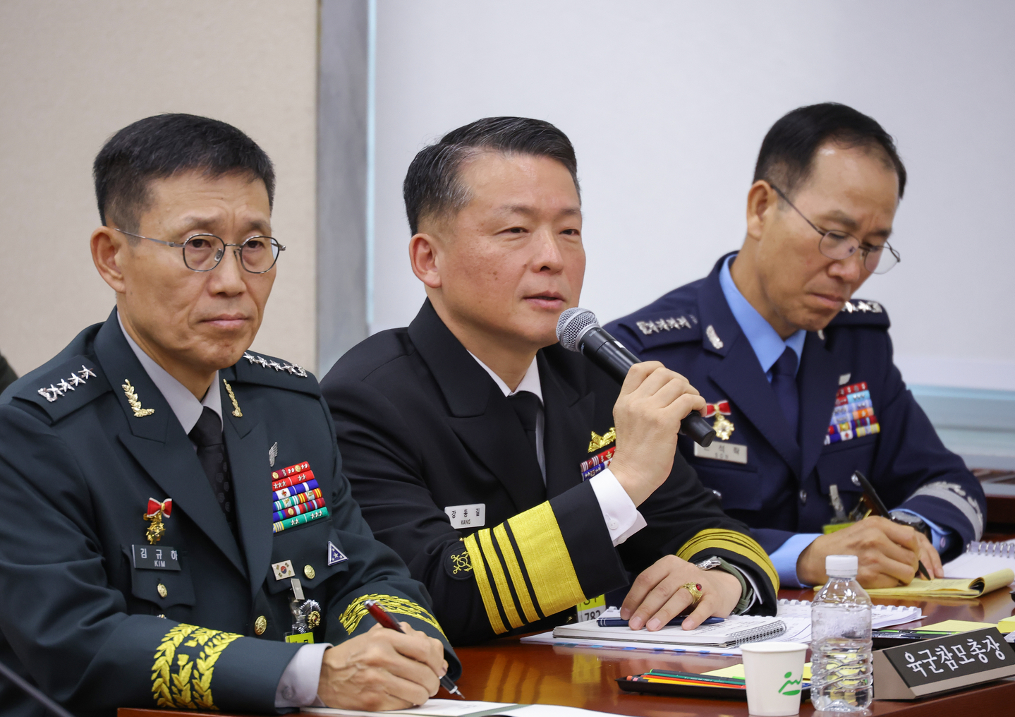 Chief of Naval Operations Adm. Kang Dong-gil, center, answers questions from lawmakers during a parliamentary audit of the National Defense Committee at the National Assembly in Yeouido, western Seoul, on Oct. 30. [YONHAP]