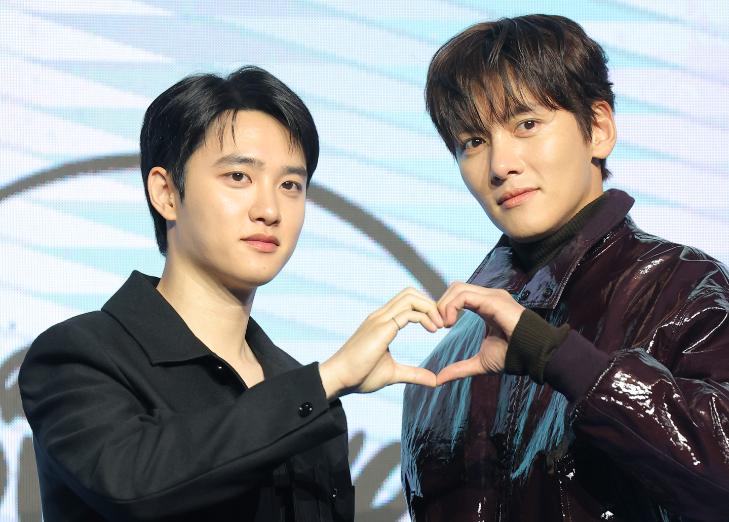 Actors Doh Kyung-soo, left, and Ji Chang-wook from Disney+'s series ″The Manipulated″ pose for photos during the show's press conference held at the Conrad Seoul hotel in western Seoul on Nov. 3. [NEWS1]