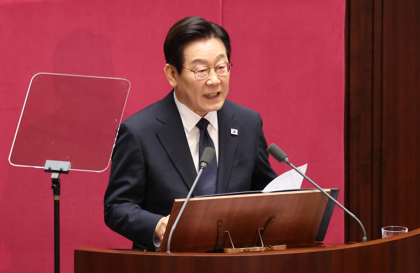 President Lee Jae Myung delivers a speech on next year's budget at the National Assembly in Yeouido, western Seoul, on Nov. 4. [LIM HYUN-DONG]