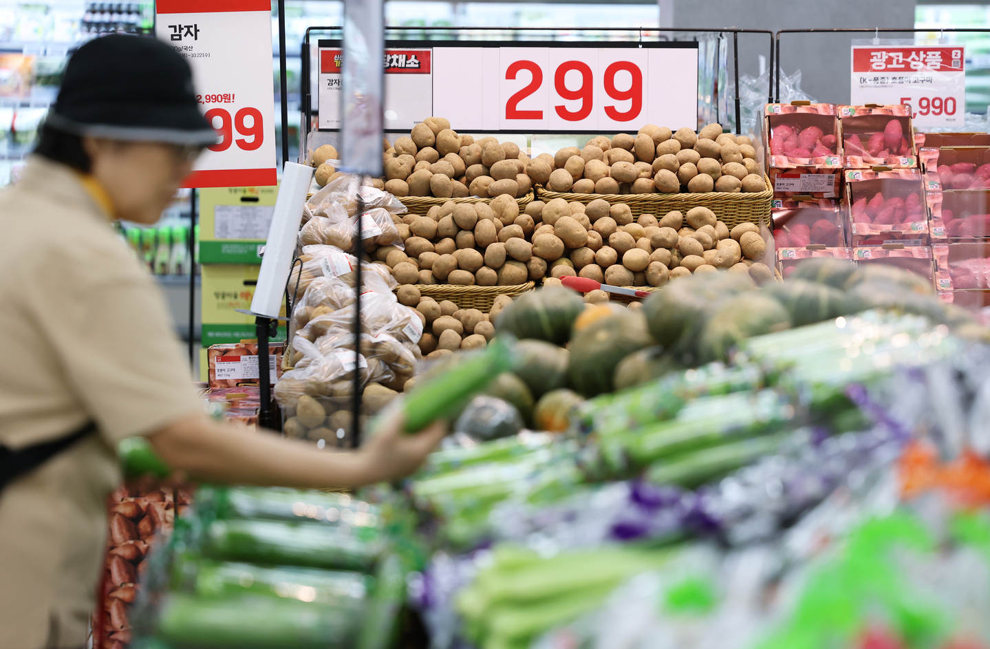 A shopper browses for groceries at a large supermarket in Seoul on Oct. 16. [NEWS1]