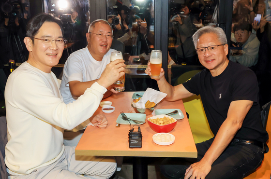 Nvidia CEO Jensen Huang, right, shares a meal with Samsung Electronics Chairman Lee Jae-yong, front left, and Hyundai Motor Group Chairman Euisun Chung at a Kkanbu Chicken branch in Gangnam District, southern Seoul, on Oct. 30. [NEWS1] 