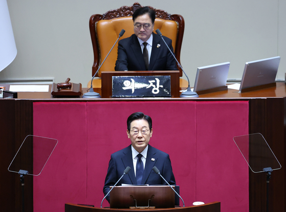 President Lee Jae Myung, bottom, delivers his budget speech at the National Assembly in Seoul on Nov. 4, as speaker Woo Won-shik sits above him. [YONHAP] 