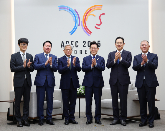 President Lee Jae Myung poses for a commemorative photo with participants before meeting Nvidia CEO Jensen Huang at the APEC Summit venue, HICO in Gyeongju, North Gyeongsang, on Oct. 31. From left: Naver Founder and Board Chairman Lee Hae-jin, SK Group Chairman Chey Tae-won, Nvidia CEO Jensen Huang, President Lee, Samsung Electronics Executive Chairman Lee Jae-yong and Hyundai Motor Executive Chair Euisun Chung. [NEWSIS]