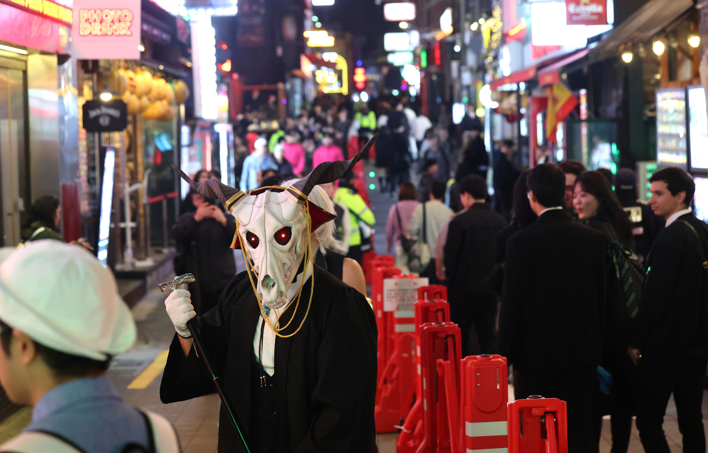 People wearing costumes roam the streets of Itaewon in central Seoul on Halloween, or Oct. 31. [YONHAP]