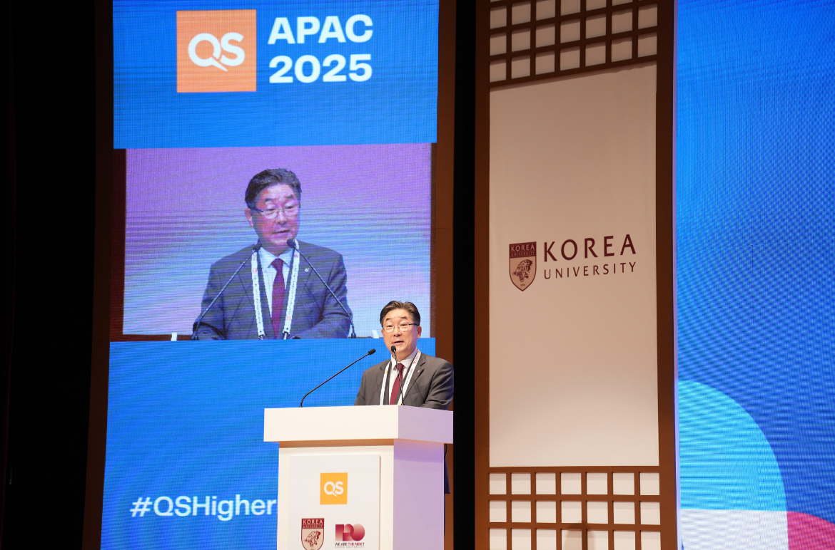 Kim Dong-one, president of Korea University, the host, talks during the higher education summit on Nov. 4. [QUACQUARELLI SYMONDS]