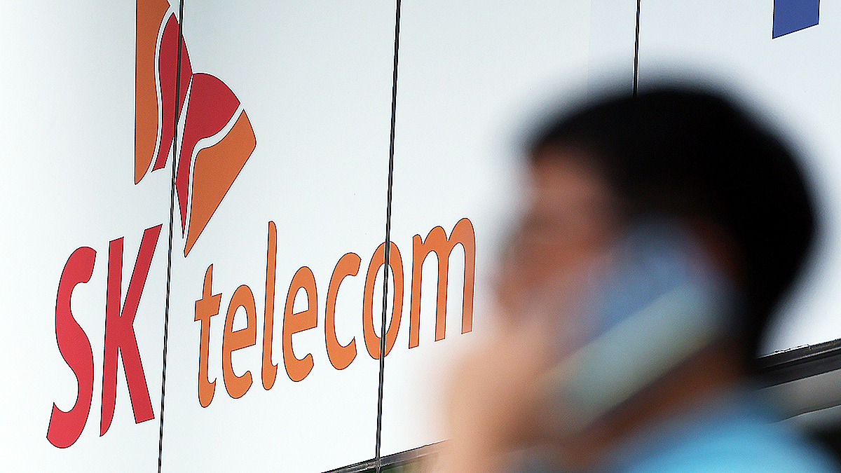 A passerby speaks on the phone outside a SK Telecom store in central Seoul on Aug. 28, the day the company was fined over a massive leak of user USIM data. [NEWS1] 