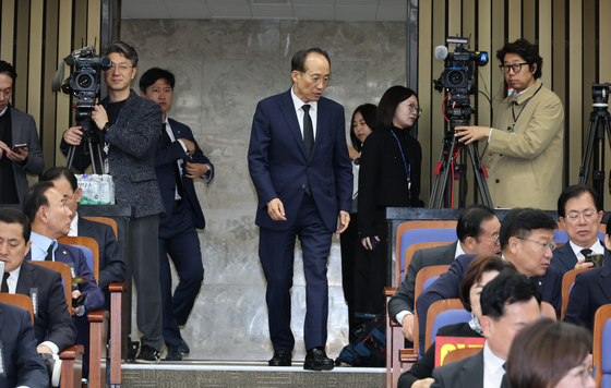 Rep. Choo Kyung-ho, center, of the conservative People Power Party attends a general meeting of party lawmakers at the National Assembly on Nov. 4. [YONHAP] 