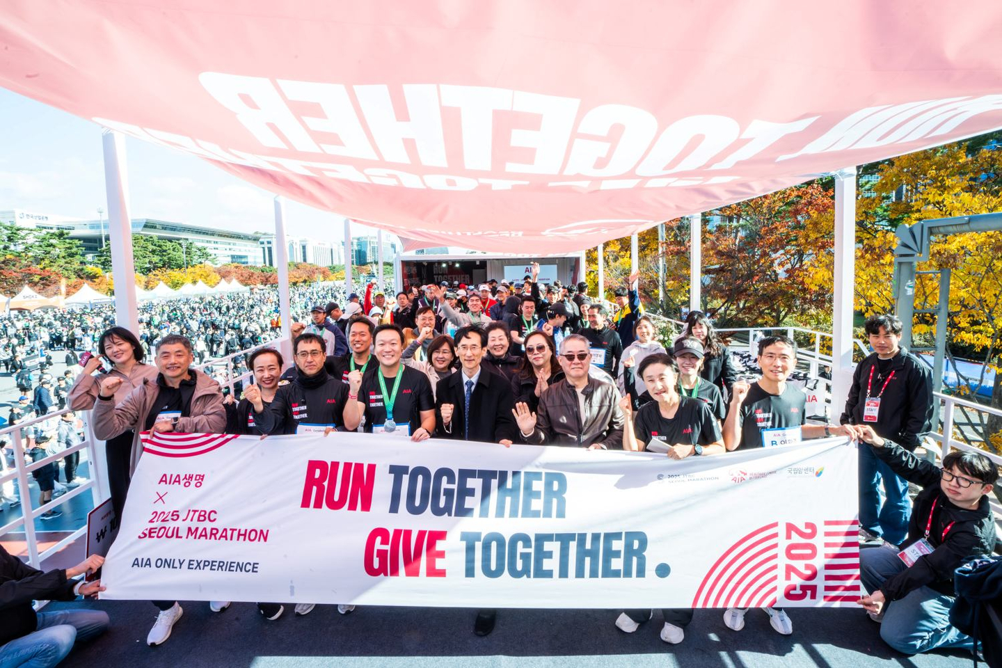 AIA Korea employees and planners participate in the company's official sponsorship of the 2025 JTBC Seoul Marathon held on Nov. 2. [AIA KOREA]