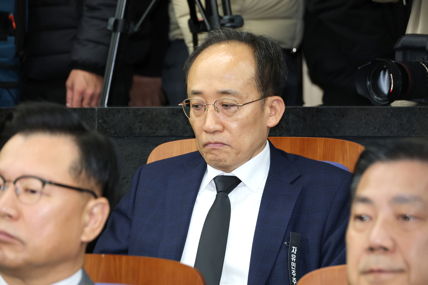 Rep. Choo Kyung-ho of the People Power Party listens to remarks by party leader Jang Dong-hyuk during a lawmakers' meeting at the National Assembly in Yeouido, western Seoul, on Nov. 4. [YONHAP]