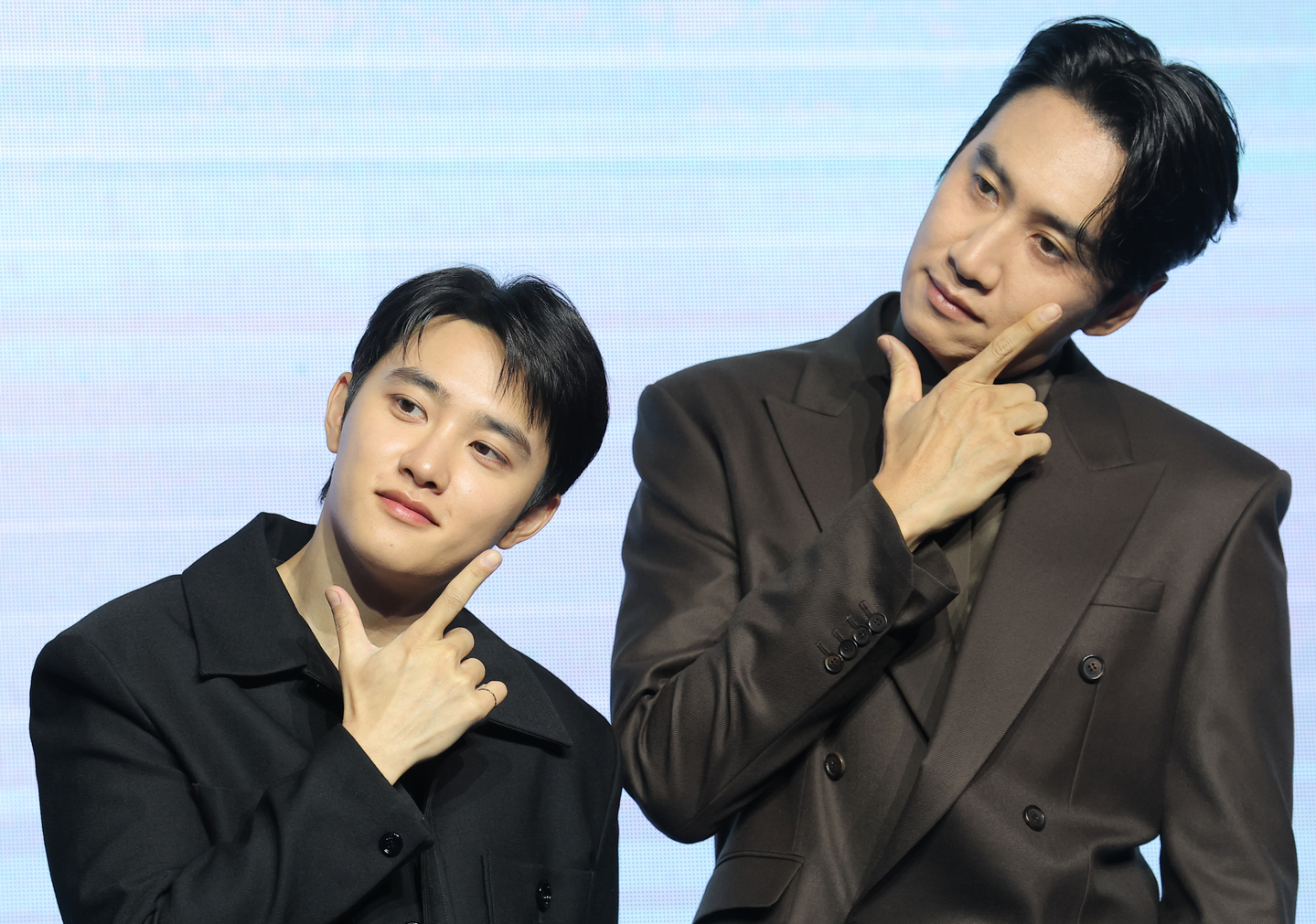 Actors Doh Kyung-soo, left, and Lee Kwang-soo from Disney+'s series ″The Manipulated″ pose for photos during the show's press conference held at the Conrad Seoul hotel in western Seoul on Nov. 3. [NEWS1]
