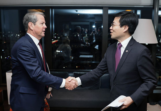 Georgia Gov. Brian Kemp, left, shakes hands with Trade Minister Yeo Han-koo during his three-day visit to Korea in Yongsan, central Seoul, on Oct. 23. [YONHAP] 
