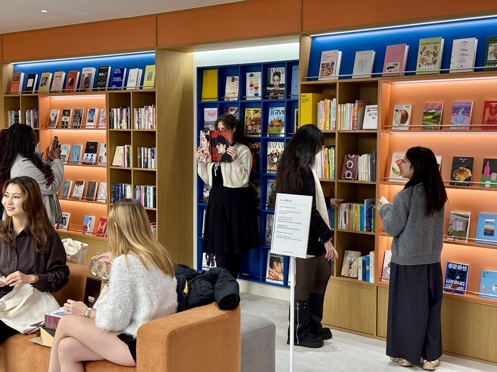 International students visit Woori Bank's newly opened Woori Global Lounge in Incheon. [YOON SEUNG-JIN]