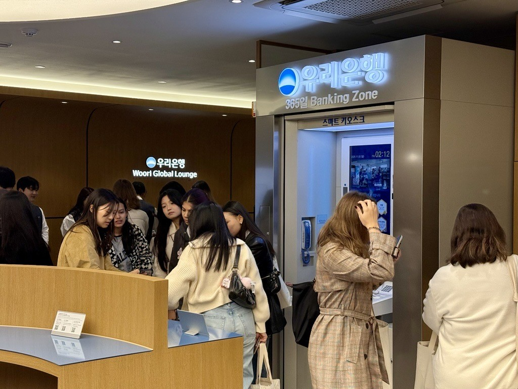 International students attend Woori Bank's newly opened Woori Global Lounge in Incheon. [YOON SEUNG-JIN]