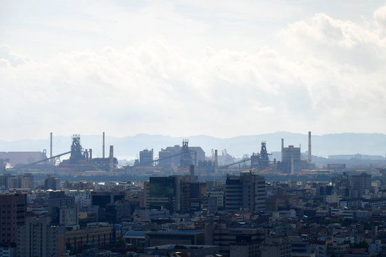 Dark clouds hang over the skies above Posco's steel mill in Pohang, North Gyeongsang, on July 31. [NEWS1]