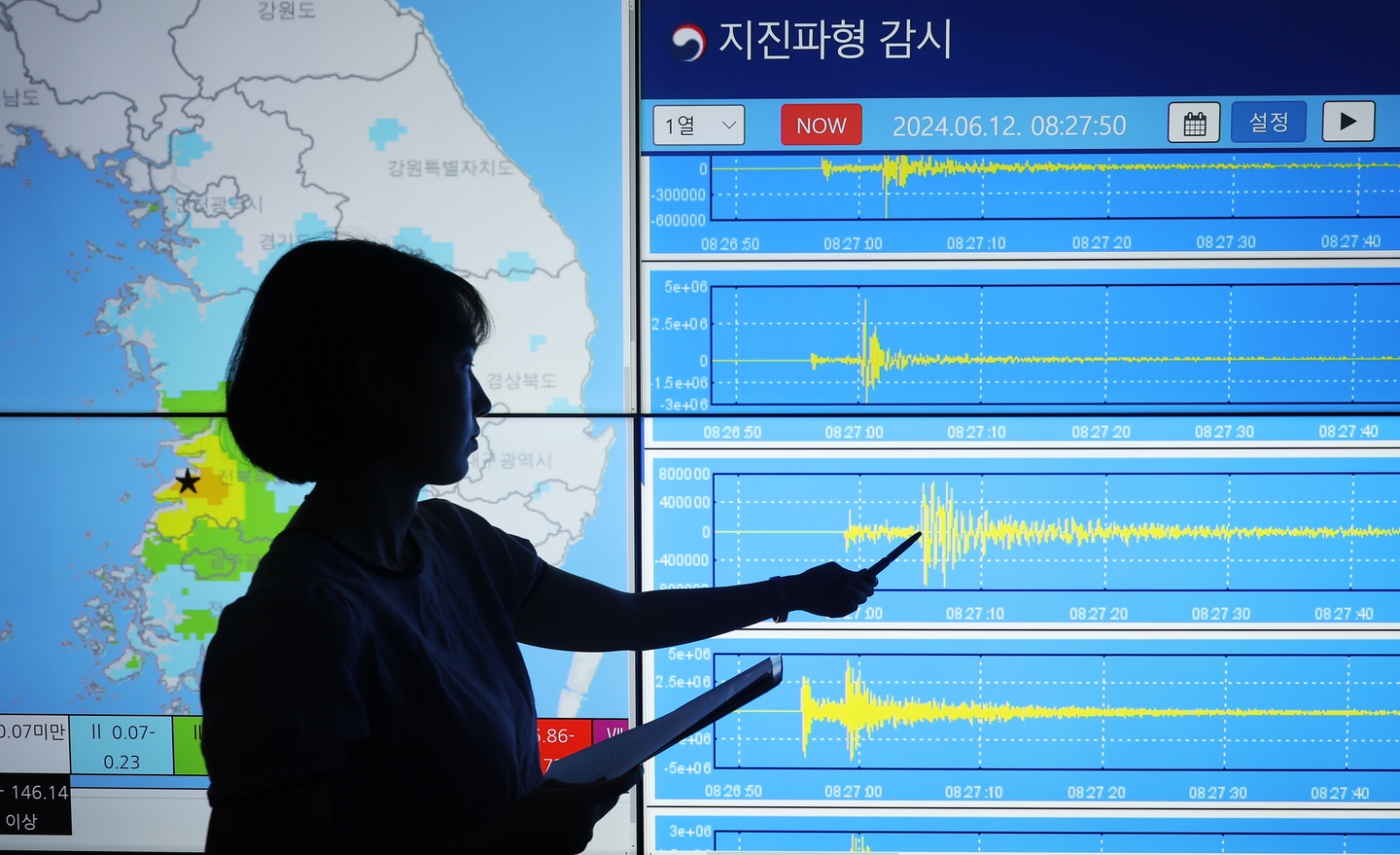 A meteorological official at the Seoul Metropolitan Office of Meteorology in Suwon, Gyeonggi, displays information about a magnitude 4.8 earthquake that struck Buan, North Jeolla, on June 12, 2024. [YONHAP]