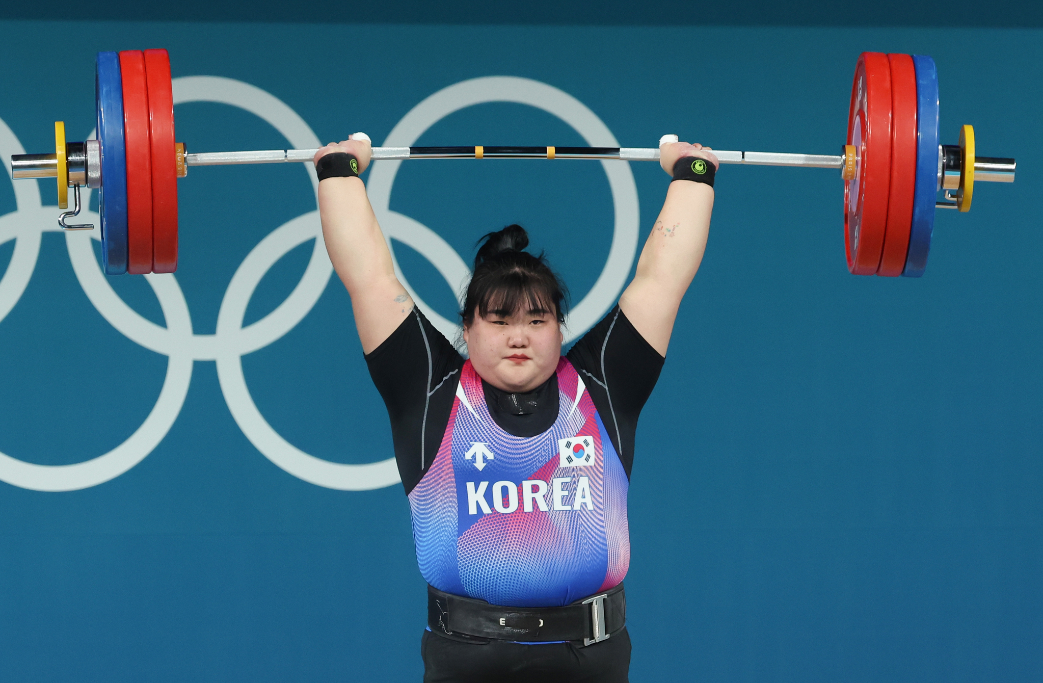 Park Hye-jeong competes in the women’s over-81-kilogram (179-pound) weightlifting event at the 2024 Summer Olympics at South Paris Arena in Paris on Aug. 11, 2024 She lifts a 163-kilogram barbell in her first clean and jerk attempt. [YONHAP]