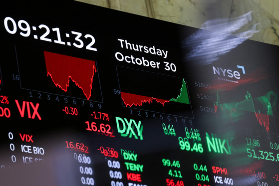 A monitor displays stock market information at the New York Stock Exchange (NYSE) on Oct. 30 in New York. [AFP/YONHAP]