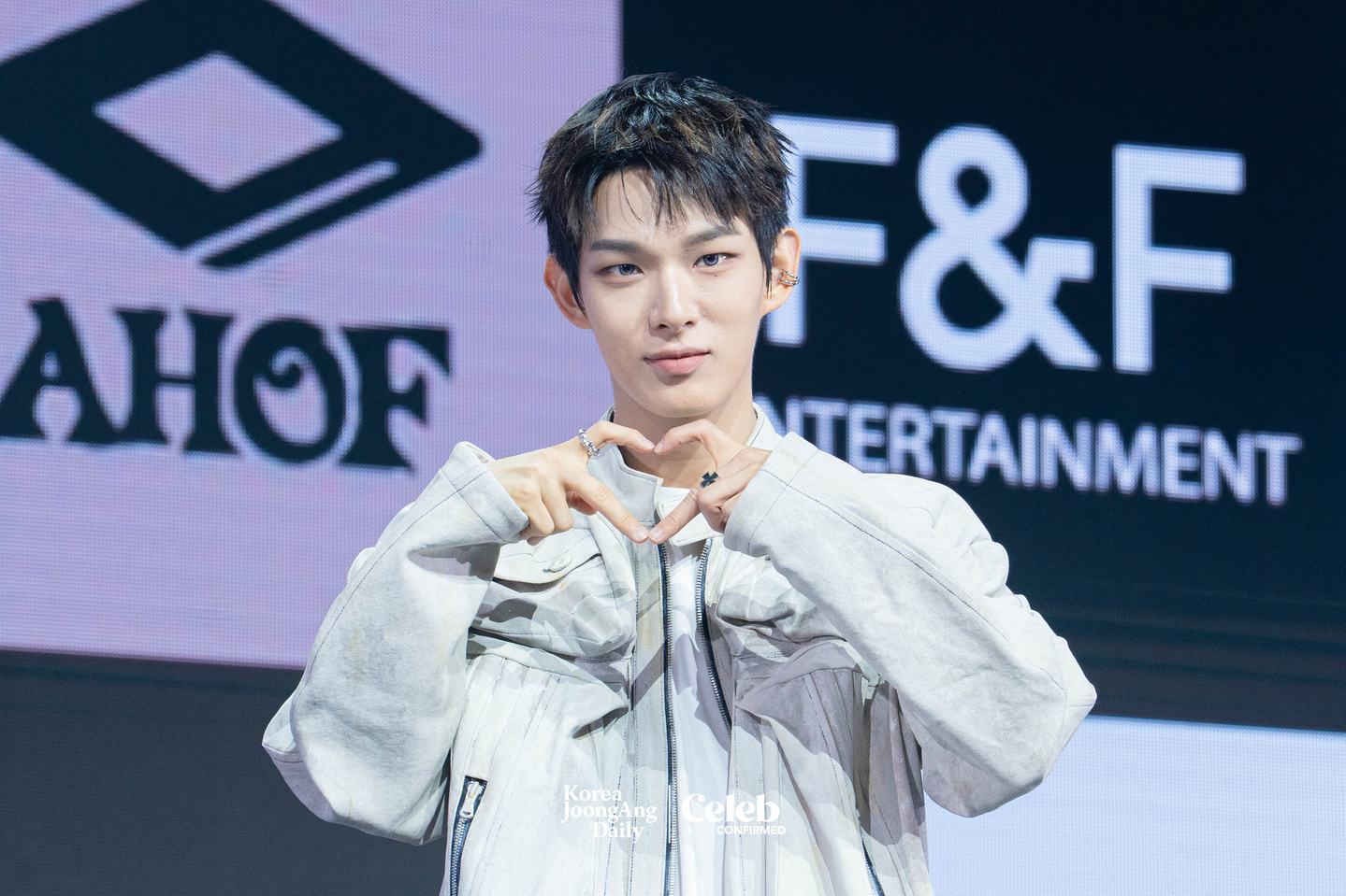 AHOF’s Steven poses for photos during a showcase for the release of the group’s second EP, “The Passage,” at Yes24 Live Hall in eastern Seoul on Nov. 4. [DANIELA GONZALEZ PEREZ]