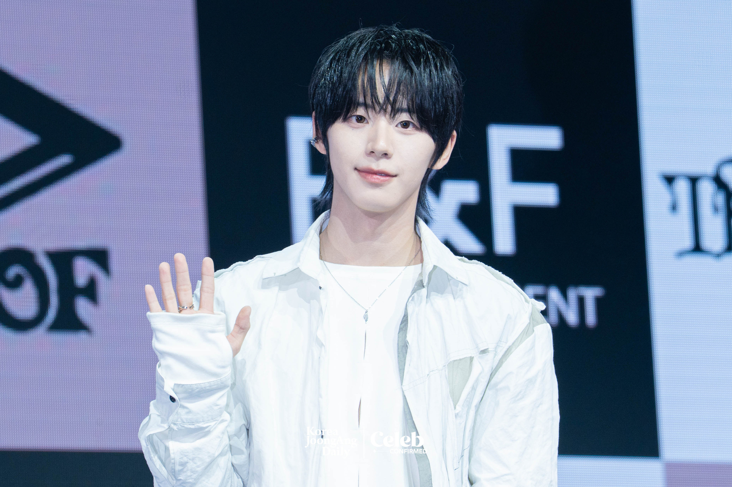 AHOF’s Jeongwoo poses for photos during a showcase for the release of the group’s second EP, “The Passage,” at Yes24 Live Hall in eastern Seoul on Nov. 4. [DANIELA GONZALEZ PEREZ]
