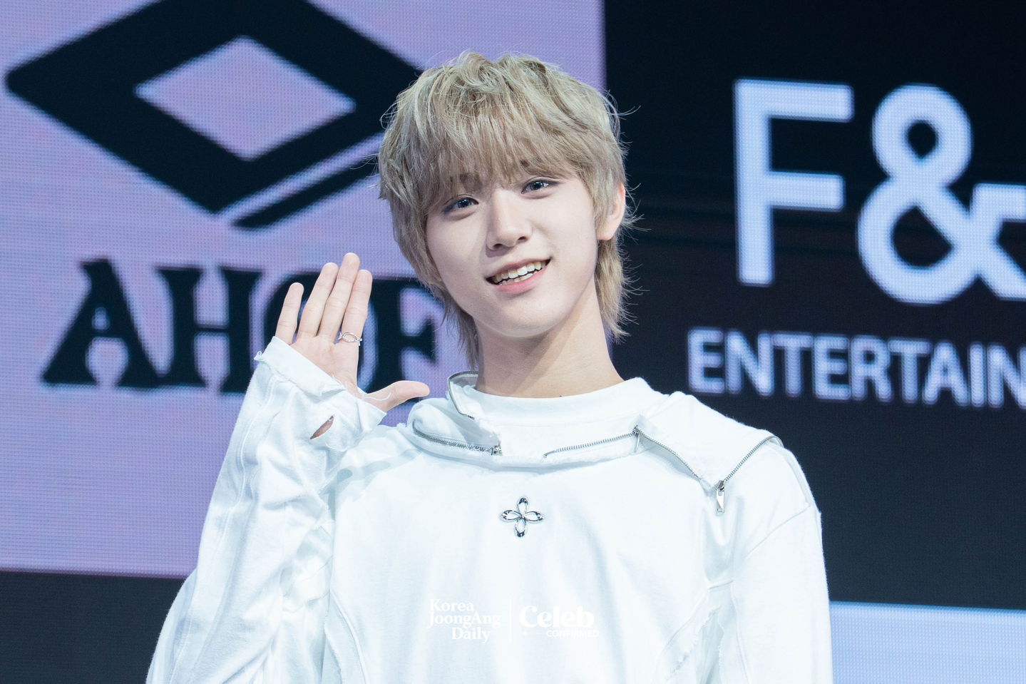 AHOF’s Daisuke poses for photos during a showcase for the release of the group’s second EP, “The Passage,” at Yes24 Live Hall in eastern Seoul on Nov. 4. [DANIELA GONZALEZ PEREZ]