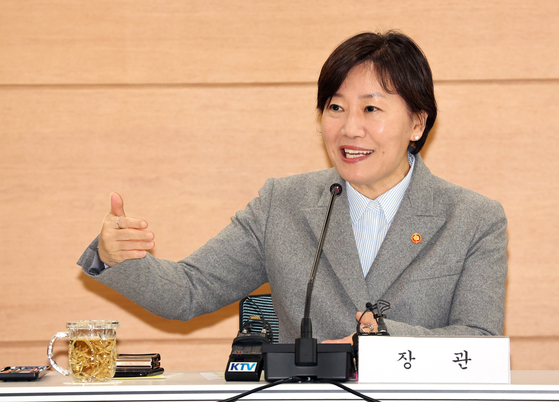 Agriculture Minister Song Mi-ryung speaks to reporters at the government complex in Sejong on Nov. 5. [YONHAP]