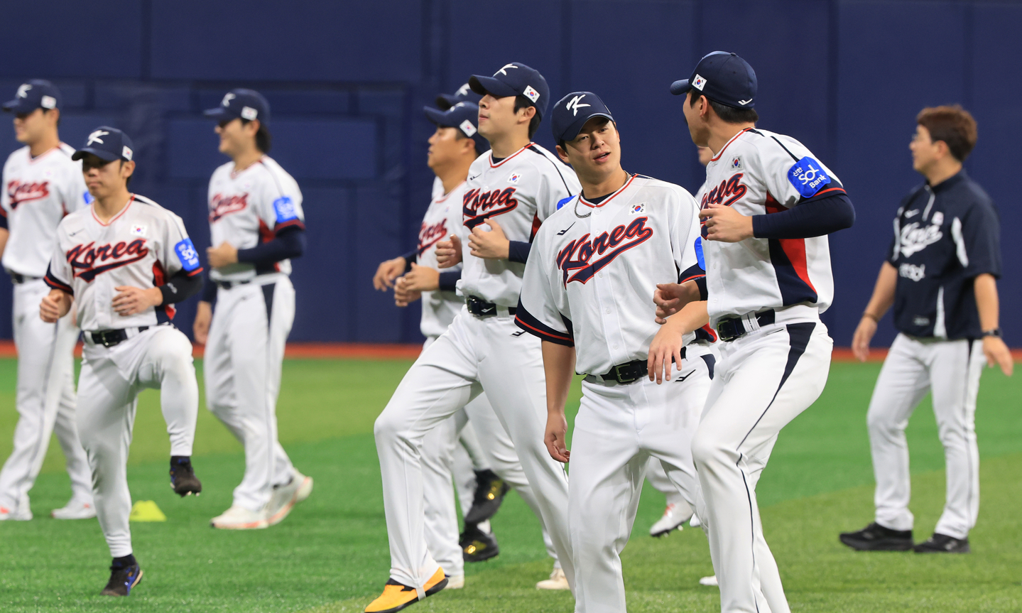 The Korean national baseball team trains at Gocheok Sky Dome in western Seoul on Nov. 4. [YONHAP] 