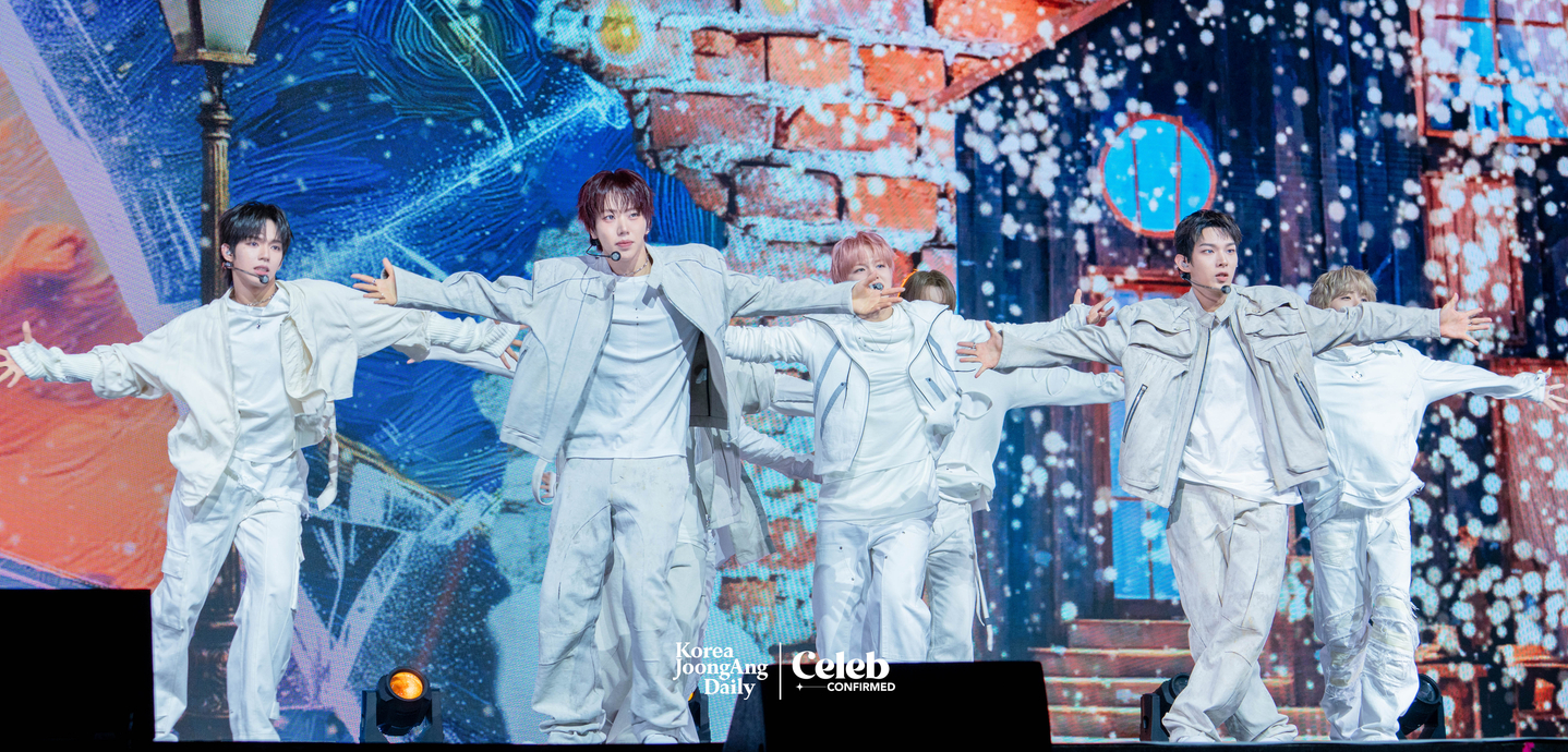 Boy band AHOF performs the lead track “Pinocchio” during a showcase for the release of its second EP, “The Passage,” at Yes24 Live Hall in eastern Seoul on Nov. 4. [DANIELA GONZALEZ PEREZ]