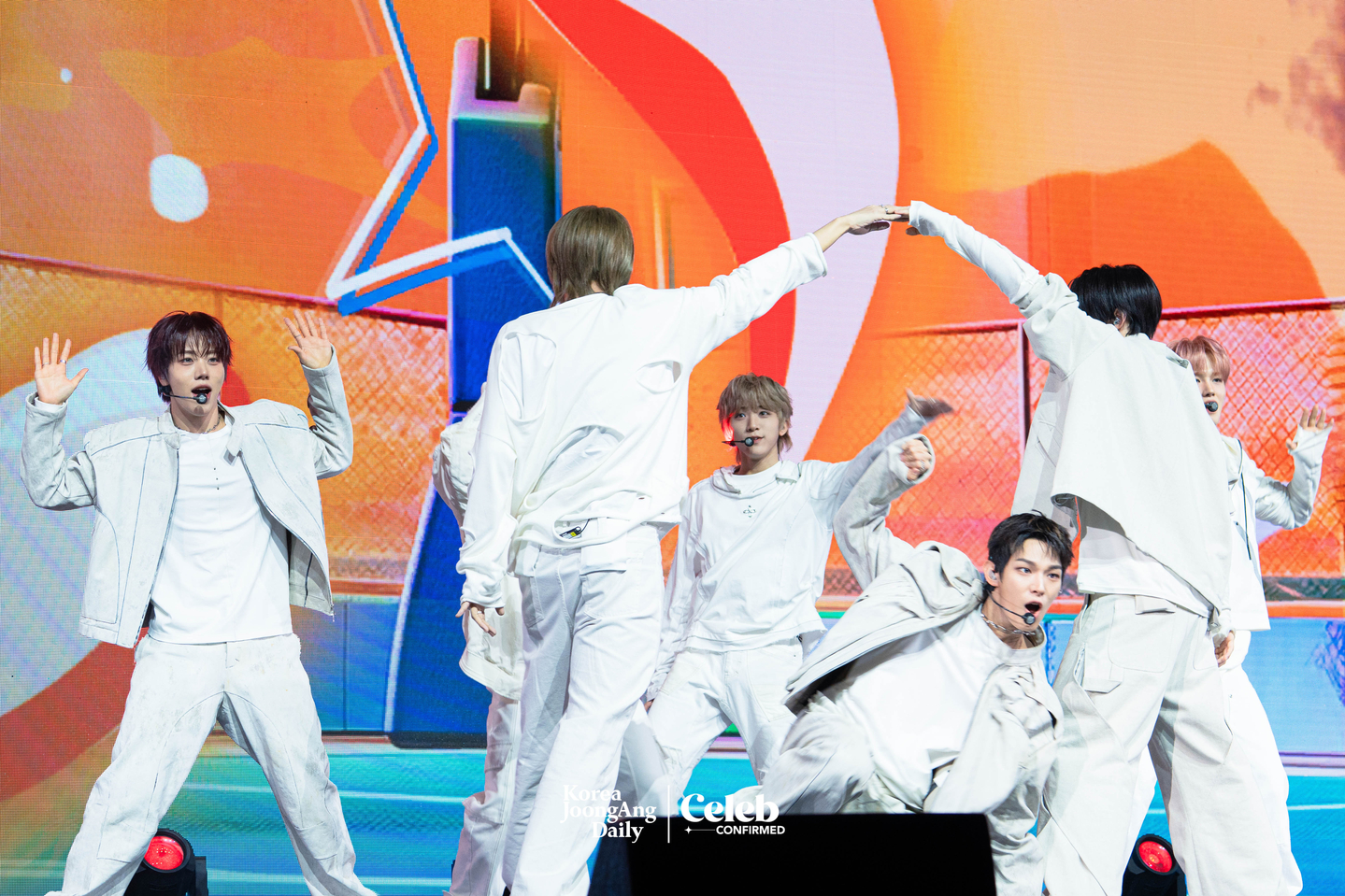 Boy band AHOF performs the B-side track “Run at 1.5x Speed” during a showcase for the release of its second EP, “The Passage,” at Yes24 Live Hall in eastern Seoul on Nov. 4. [DANIELA GONZALEZ PEREZ]