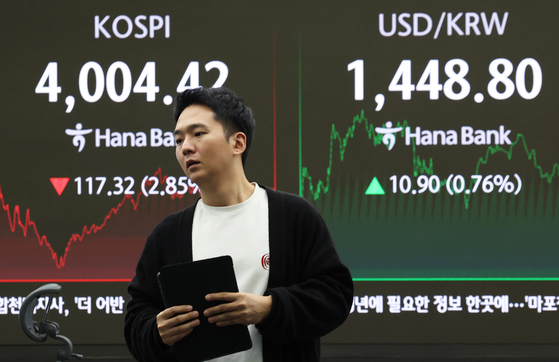 A screen at the Hana Bank headquarters' dealing room in Jung District, central Seoul, shows the closing figures on Nov. 5. [NEWS1]