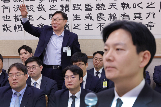 Lee Hwa-young, former vice governor for peace for the Gyeonggi government, asks for permission to speak during a parliamentary audit held at the National Assembly in western Seoul on Oct. 23. [NEWS1]